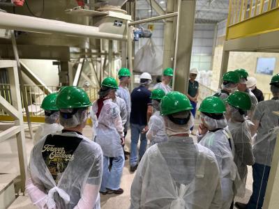Acadêmicos de Medicina Veterinária da Unicentro visitam a Fábrica de Rações Coprossel